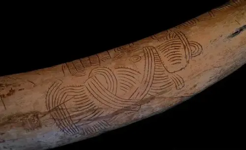 PIN-004-Grabado-en-hueso-o-asta-Defensa-de-mamut