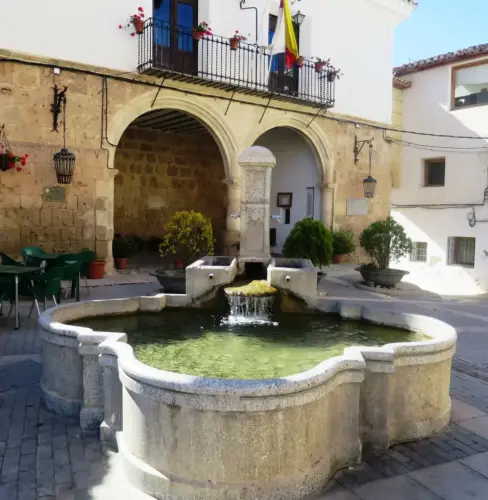 Fuentes-Letur-plaza-Ayuntamiento