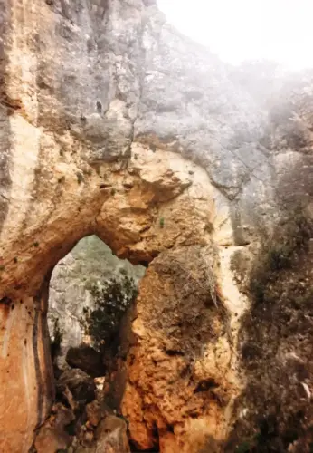 Erosion-del-agua-Arco-del-Avellano-Ayna