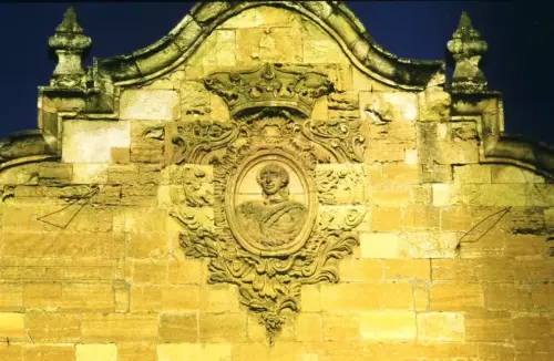 ART.714-Ayuntamiento-Chinchilla-S.XVIII-Busto-de-Carlos-III