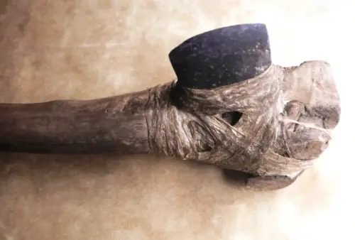 ARQUE.-067-Neolitico-piedra-pulimentada-Azuela-enmangada