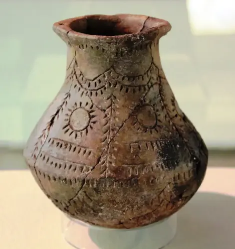 ARQUE.-108-Bronce-Cerro-de-los-Cuchillos-Almansa-Vasija-con-decoracion-de-soles-y-ramas-en-forma-esquematica