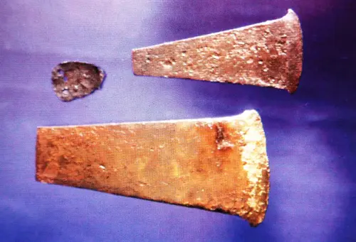 ARQUE.-109-Bronce-Cerro-de-los-Cuchillos-Almansa-Hachas-de-bronce