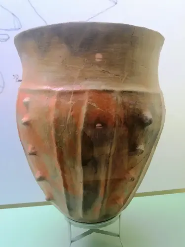 ARQUE.-123-Bronce-La-Penuela-Pozo-Canada-Urna-gallonada-mamelones