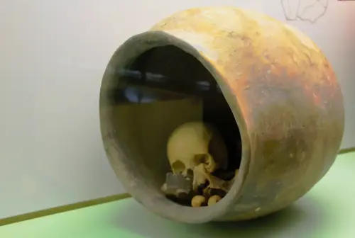 ARQUE.-124-Bronce-Enterramiento-en-urna-La-penuelaPozo-Canada