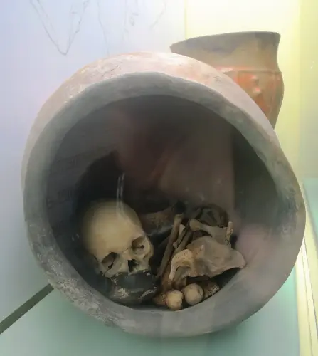 ARQUE.-125-Bronce-Enterramiento-en-urnaLa-penuelaPozo-Canada