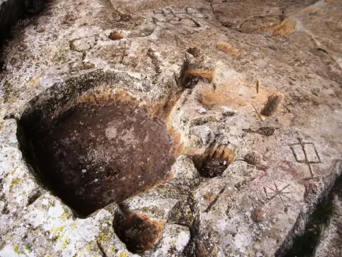 ARQUE.-189-Petroglifos-o-insculturas-Arco-de-San-Pascual-Alpera