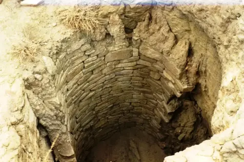 ARQUE.-251-Santuario-urbano-iberico-El-Amarejo-Bonete-Favissa-o-pozo-de-ofrendas