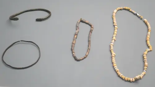 ARQUE.-323-Mundo-iberico-Collares-de-cuentas-y-torques