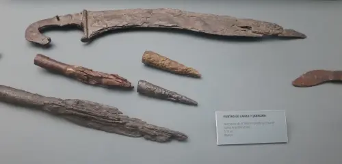 ARQUE.-379-Mundo-ibericoBroche-fibula-y-cinturon