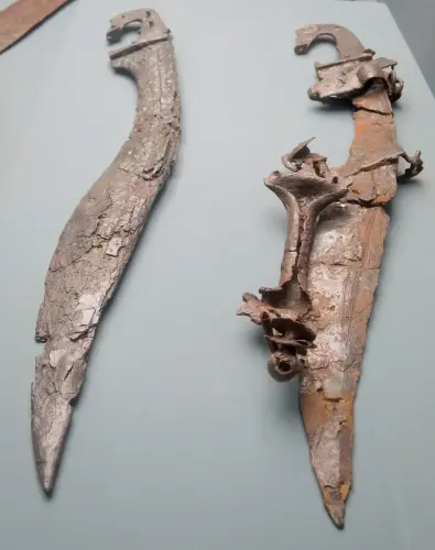 ARQUE.-380-Mundo-ibericoBroche-fibula-y-cinturon