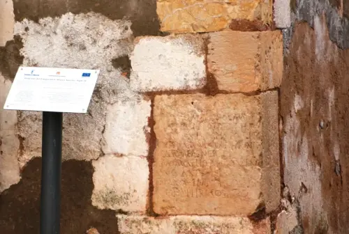 ARQUE.-410-Romanizacion-Libisosa-Colonia-Forum-Augustana-Pedestal-de-Marco-Aurelio