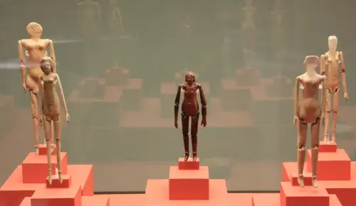 ARQUE.-451-Munecas-de-hueso-y-ambar-articuladas-S.-IV-Ontur