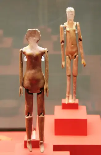 ARQUE.-453-Munecas-de-hueso-y-ambar-articuladas-S.-IV-Ontur