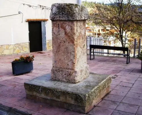 ARQUE.-461-Calzadas-Miliario-en-Bogarra