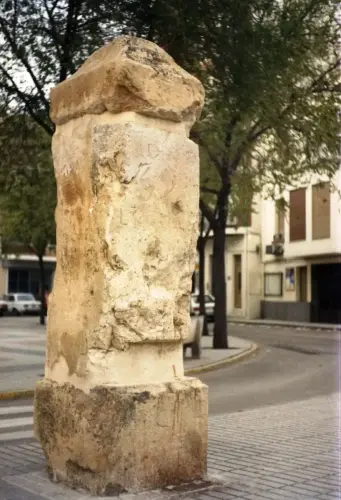 ARQUE.-462-Miliario-en-La-Roda