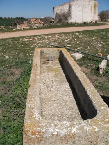 ARQUE.-479-¿Sarcofago-o-abrevadero 