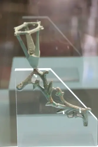 ARQUE.-605-Visigodo-Brazos-de-lampara-con-cazoleta-El-Tolmo