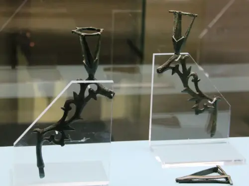 ARQUE.-608-Visigodo-Brazos-de-lampara-con-cazoleta-El-Tolmo