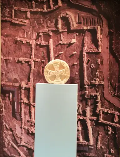 ARQUE.-615-Visigodo-Cruz-que-remataba-la-Basilica-Tolmo-Hellin