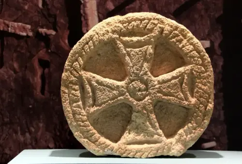 ARQUE.-616-Visigodo-Cruz-que-remataba-la-Basilica-Tolmo-Hellin