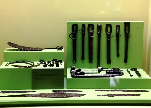 ARQUE.-646-Arabe-Ajuar-de-trabajo-de-la-Sima-de-los-Infiernos-S.-X-XI-Lietor