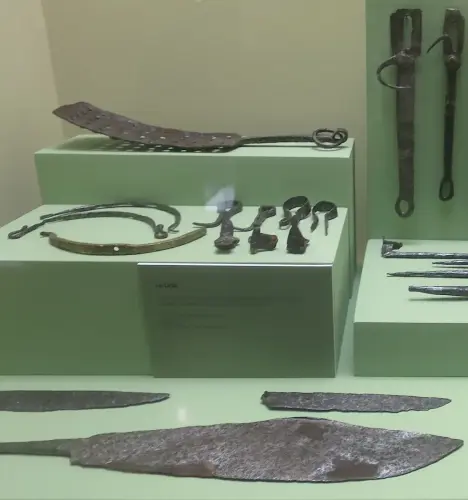 ARQUE.-647-Arabe-Ajuar-de-trabajo-de-la-Sima-de-los-Infiernos-S.-X-XI-Lietor