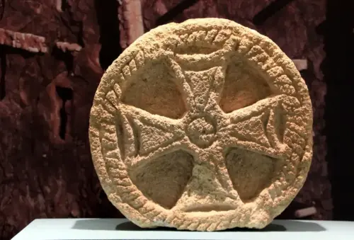 Cruz-patada-de-la-basilica-visigoda-del-Tolmo-de-Minateda-Hellin-s.-VI-VII.-Museo-de-Albacete