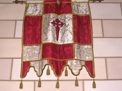 Siglo-XVIII-Pendon-de-la-Cofradia-de-Santiago-Anonimo.-Parroquia-de-Santiago-ApostolLietor