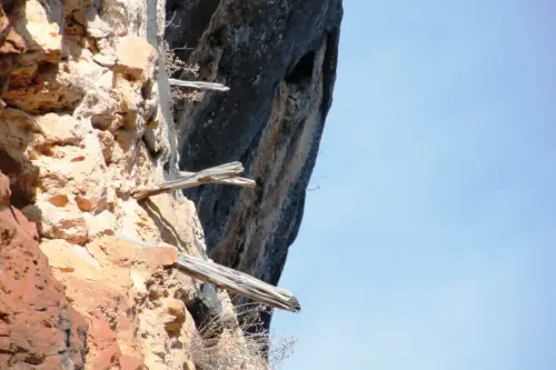 Colmenas13-Estacas-para-subir-a-las-colmenas2-Ayna