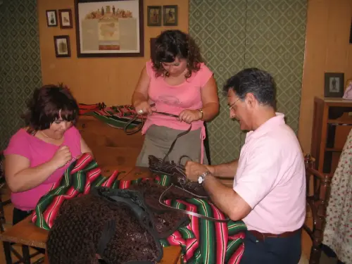 Costura-atuendo-tradicional6