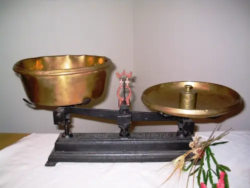 Cacharros-de-pesar-balanza-de-platillos