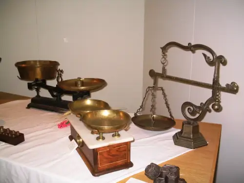 Cacharros-de-pesar-balanza-de-platillos2