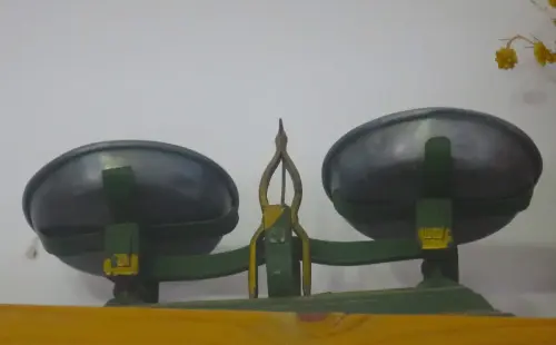 Cacharros-de-pesar-balanza-de-platillos4