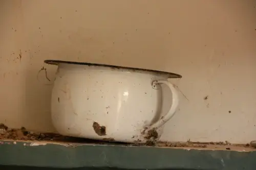 Cacharros-metalicos-orinal-bacin