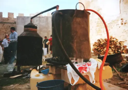 Oficios-Destilar-aguardiente-orujo