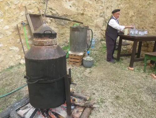 Oficios-Destilar-aguardiente-orujo2