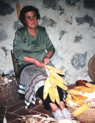 Oficios-Enristrando-panochas-de-maiz