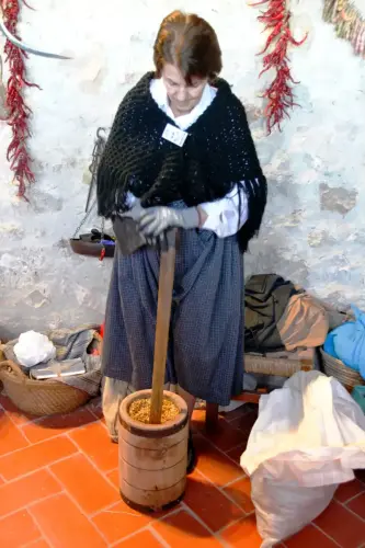 Oficios-Moliendo-maiz