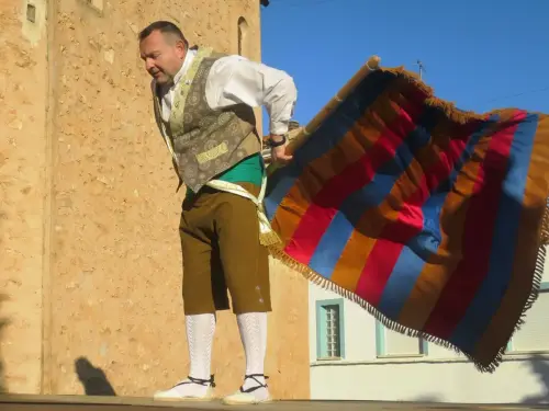 FIEST.TRAD.186-Correr-la-bandera-en-la-fiesta-de-los-Tres-Cargos-Balazote