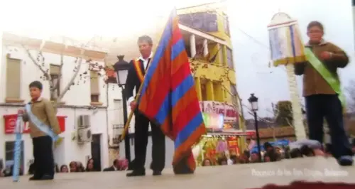 FIEST.TRAD.186a-Correr-la-bandera-en-la-fiesta-de-los-Tres-Cargos-Balazote