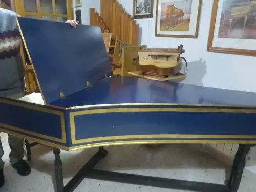 Clavicembalo-flamenco-de-dos-teclados-Antonio-y-Carol-de-la-Herran-Jerez-1986