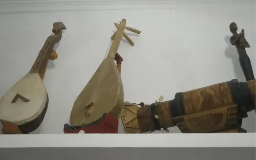 Guitarra-y-rabeb-marroqui-tambor-de-dos-parches-indonesio