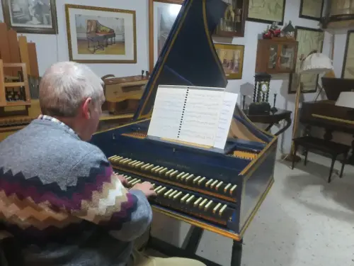 vista-general-con-clave-piano-de-mesa-organo