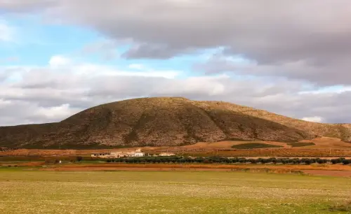 6-Campos-de-Hellin-Hellin02-Cerron-de-la-Cueva-Vaca