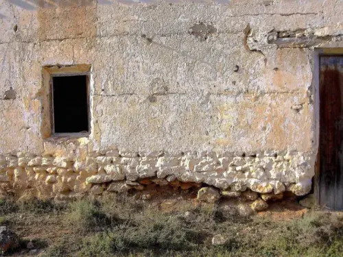 Elem.const .002-Tapial-sobre-cimientos-de-piedra4-encalado.-JPG